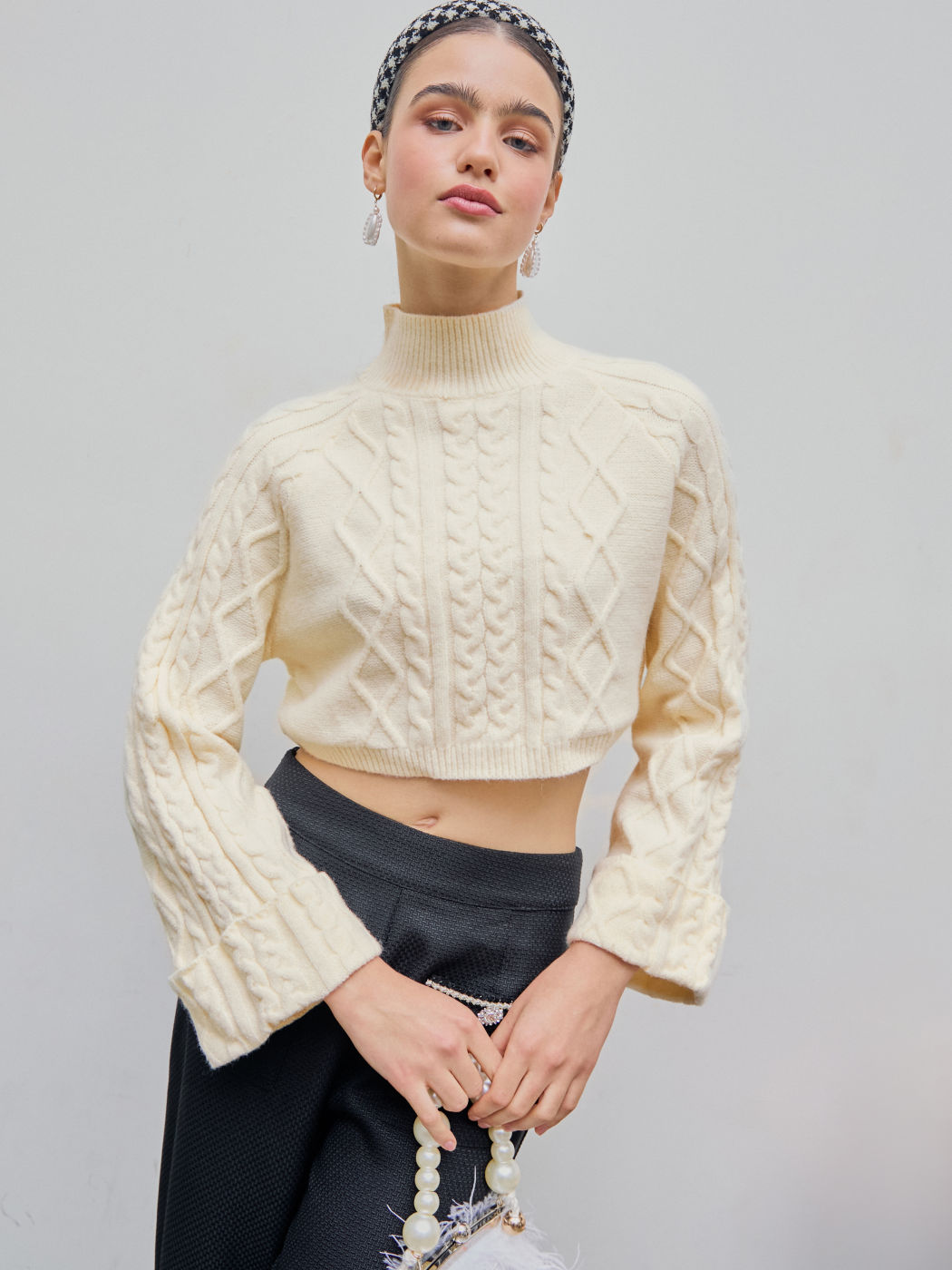Pull Court à Col Haut et Manches Longues en Maille Câblée Unie