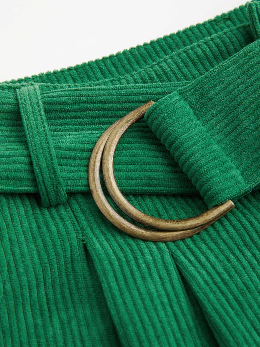  Cordhose mit Gürtel und weitem Bein in mittlerer Taille