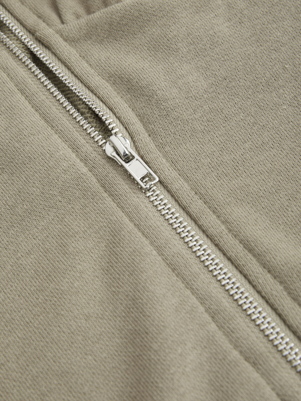  Langärmeliger Kapuzenpullover mit Kordelzug