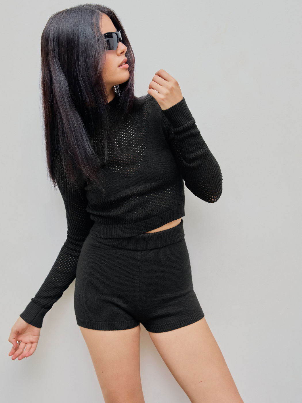 Set lavorato a maglia con top scavato a collo alto e pantaloncini legging a vita media