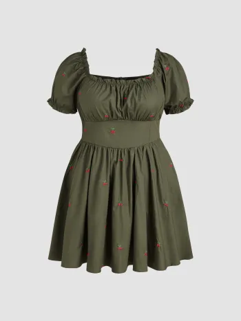 Korsett-Minikleid mit Puffärmeln und Kirschbesatz