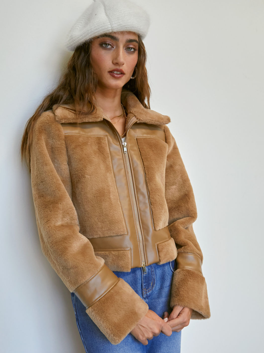 Faux-Shearling-Jacke mit Lederkragen und Flicken