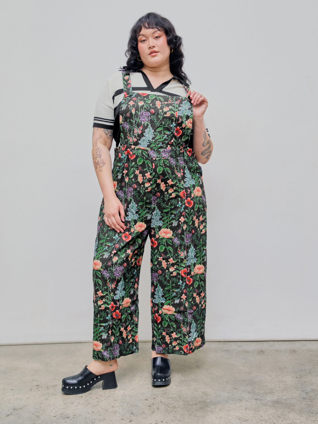 Leichtes Florales Corduroy-Polster-Wide-Leg-Jumpsuit Kurve & Plus