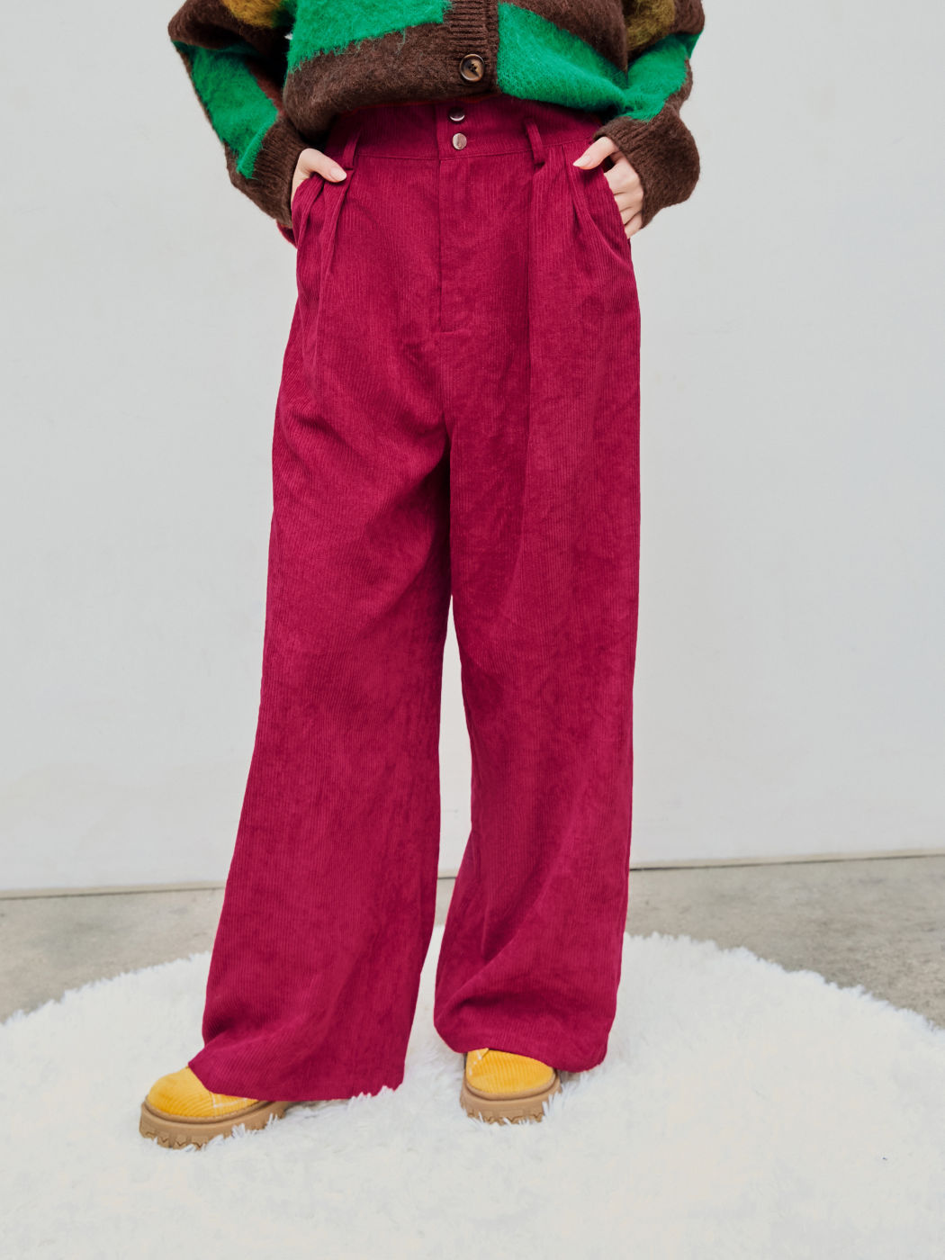  Cordhose mit hoher Taille, Taschenknopf, weitem Bein und Gürtel