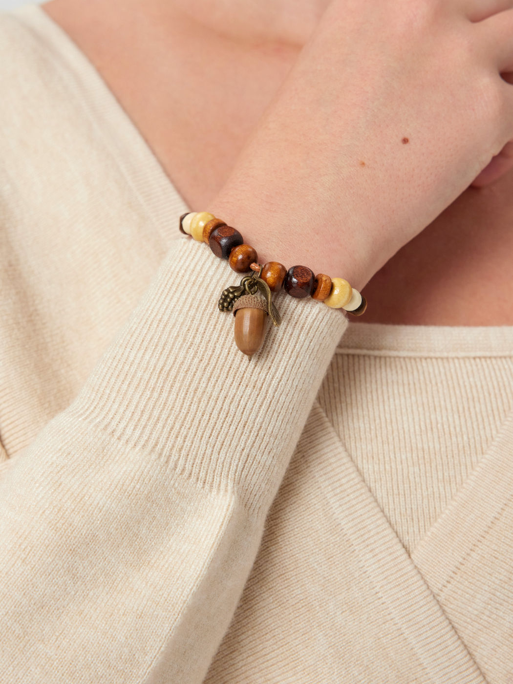 Bracciale di legno con ghianda e perline