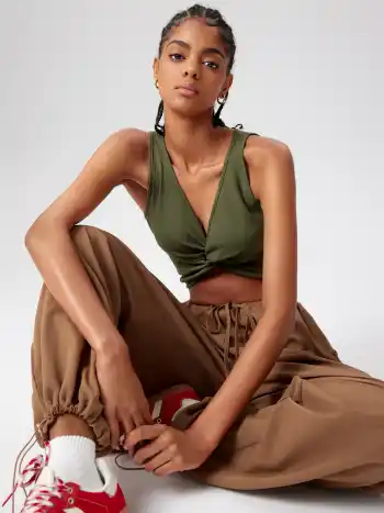  Einfarbiges Rippen-Crop Top mit Twist Front