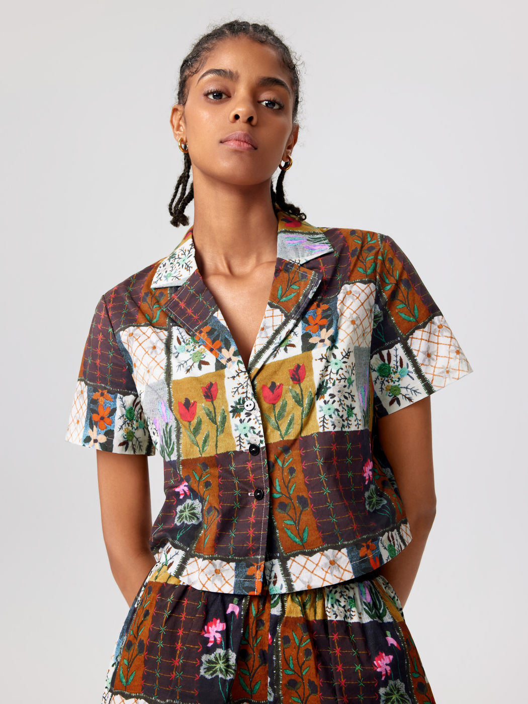  Blumenknopf Kurzarm Bluse