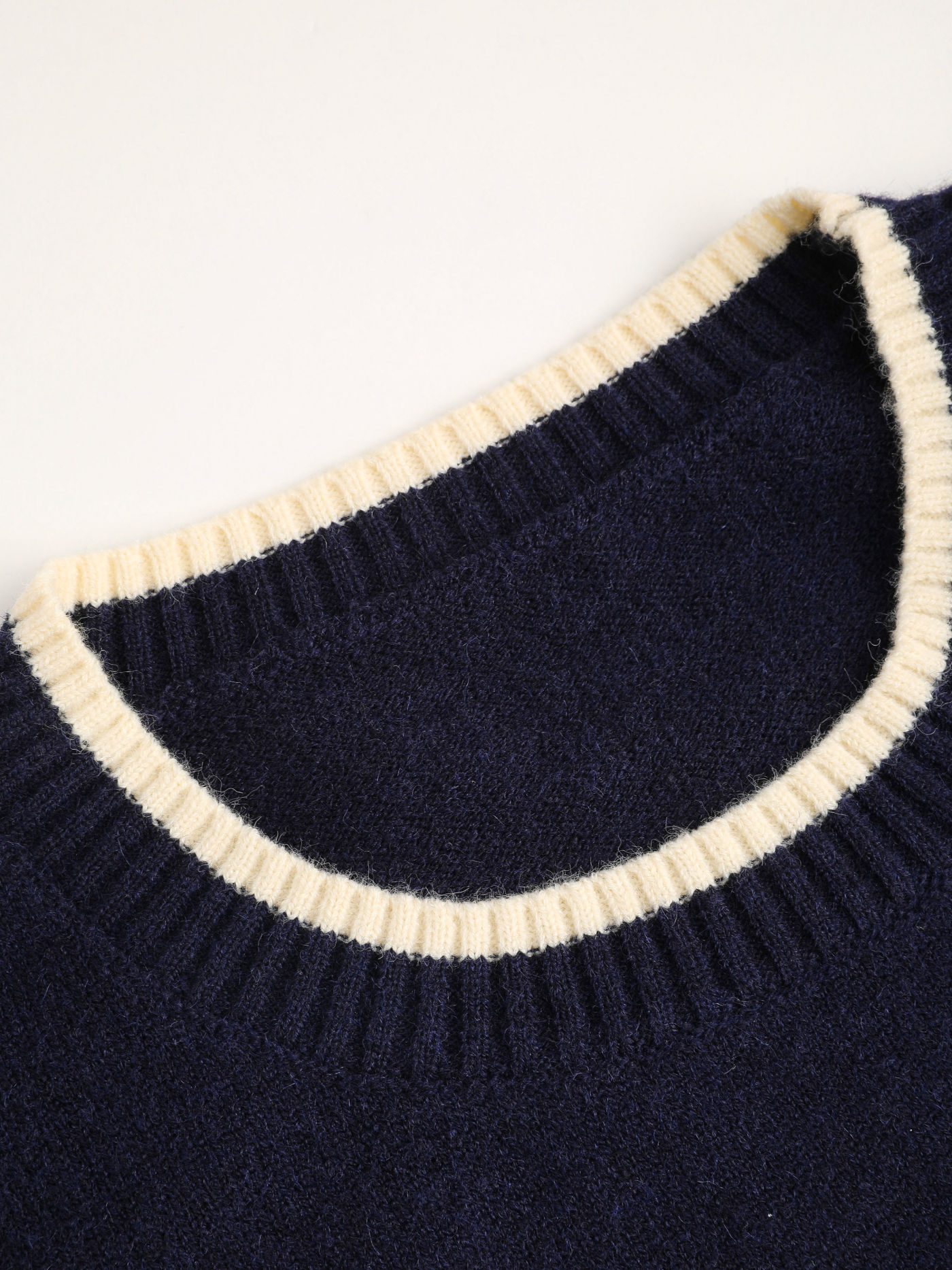 Round Neckline Knitted Long Sleeve Graphic Bear Sweater Curve & Plus