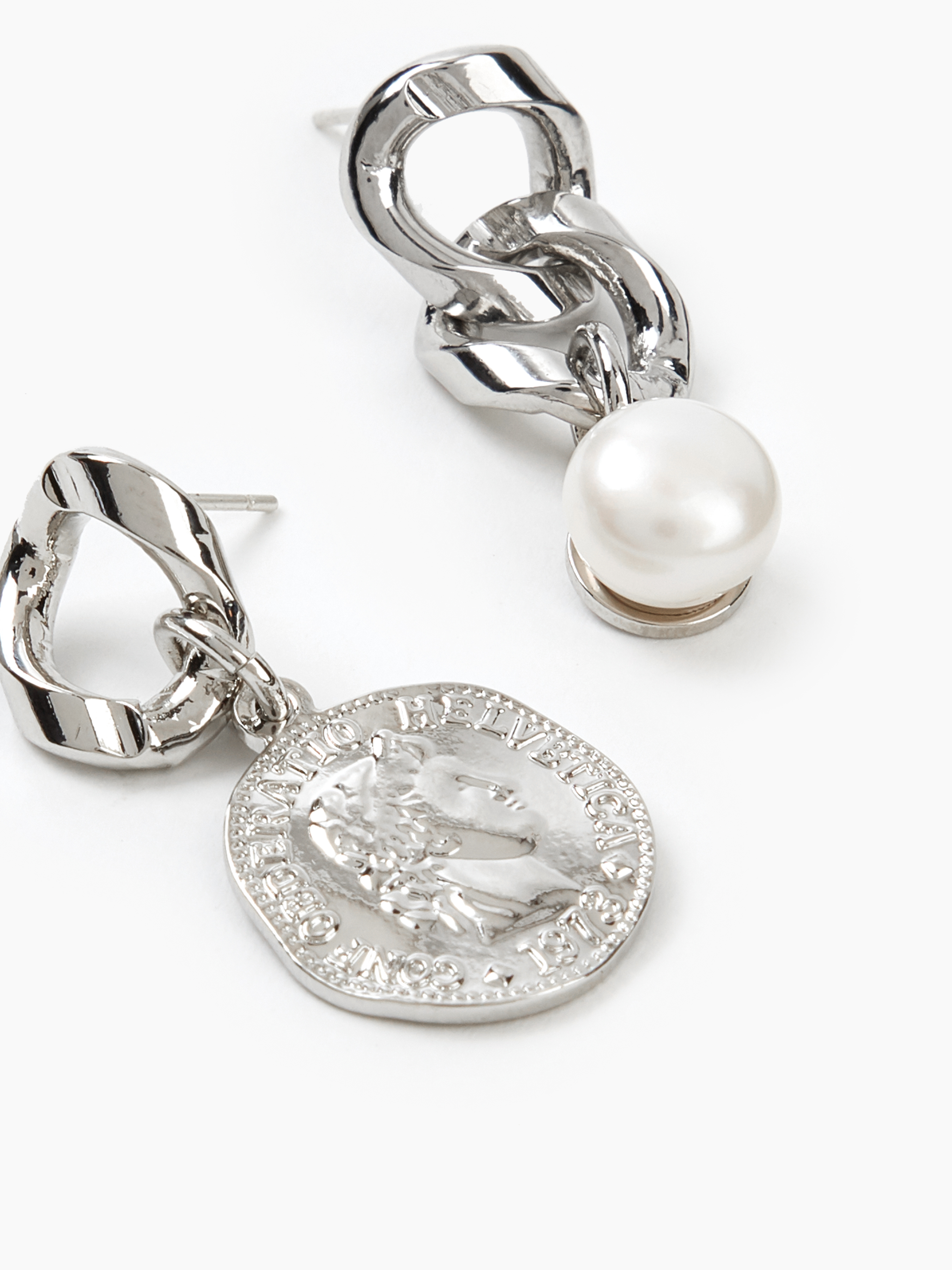 Orecchini pendenti con perle finte e monete