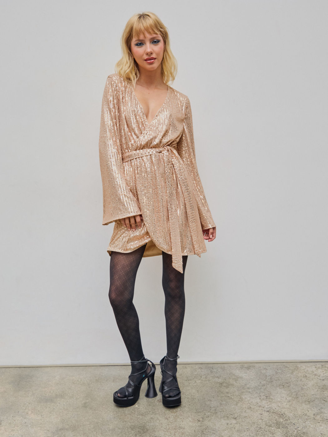 Mini abito avvolgente con scollo a V e cintura in paillettes