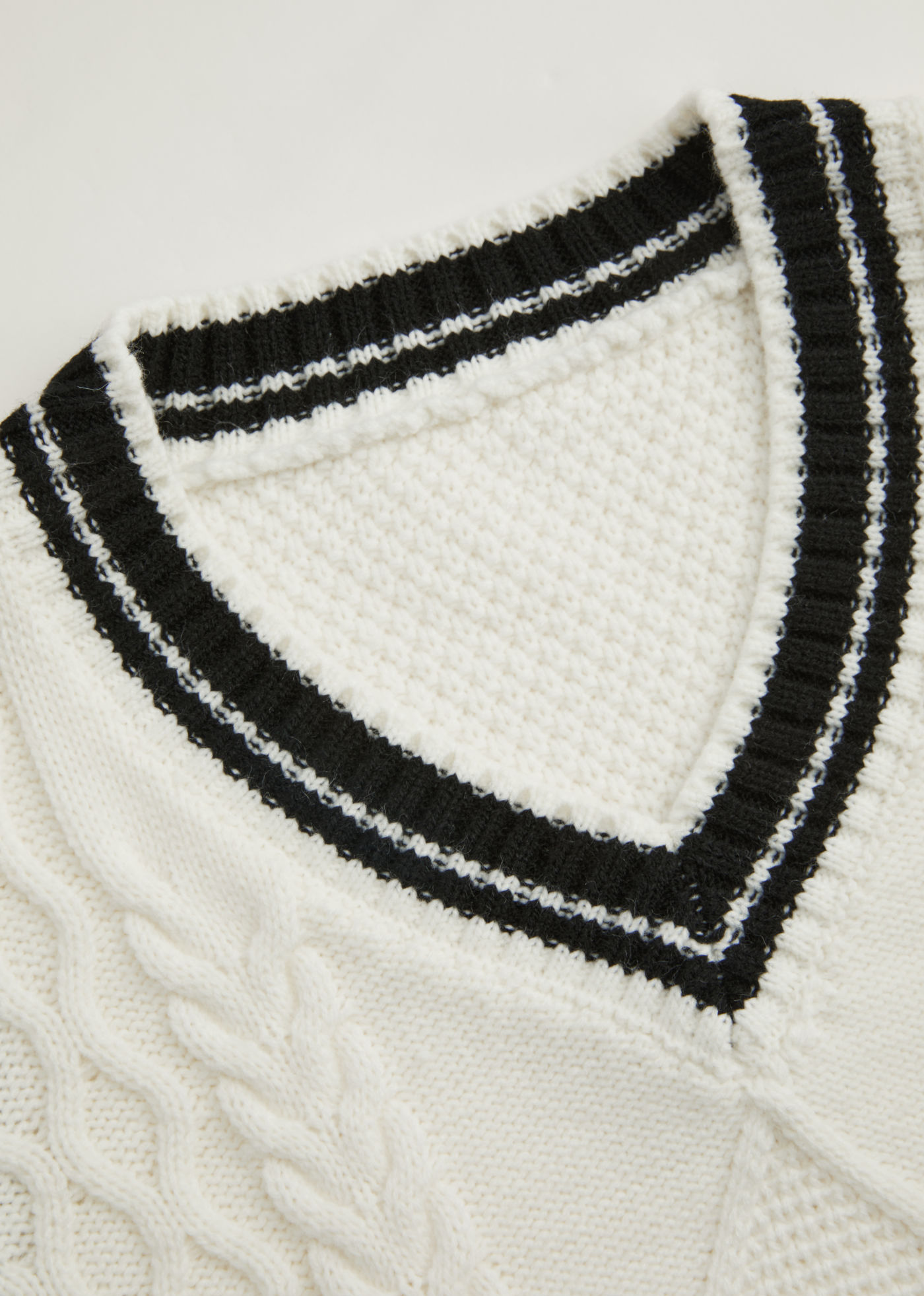 Gilet lavorato a maglia con scollo a V e fiocco solido
