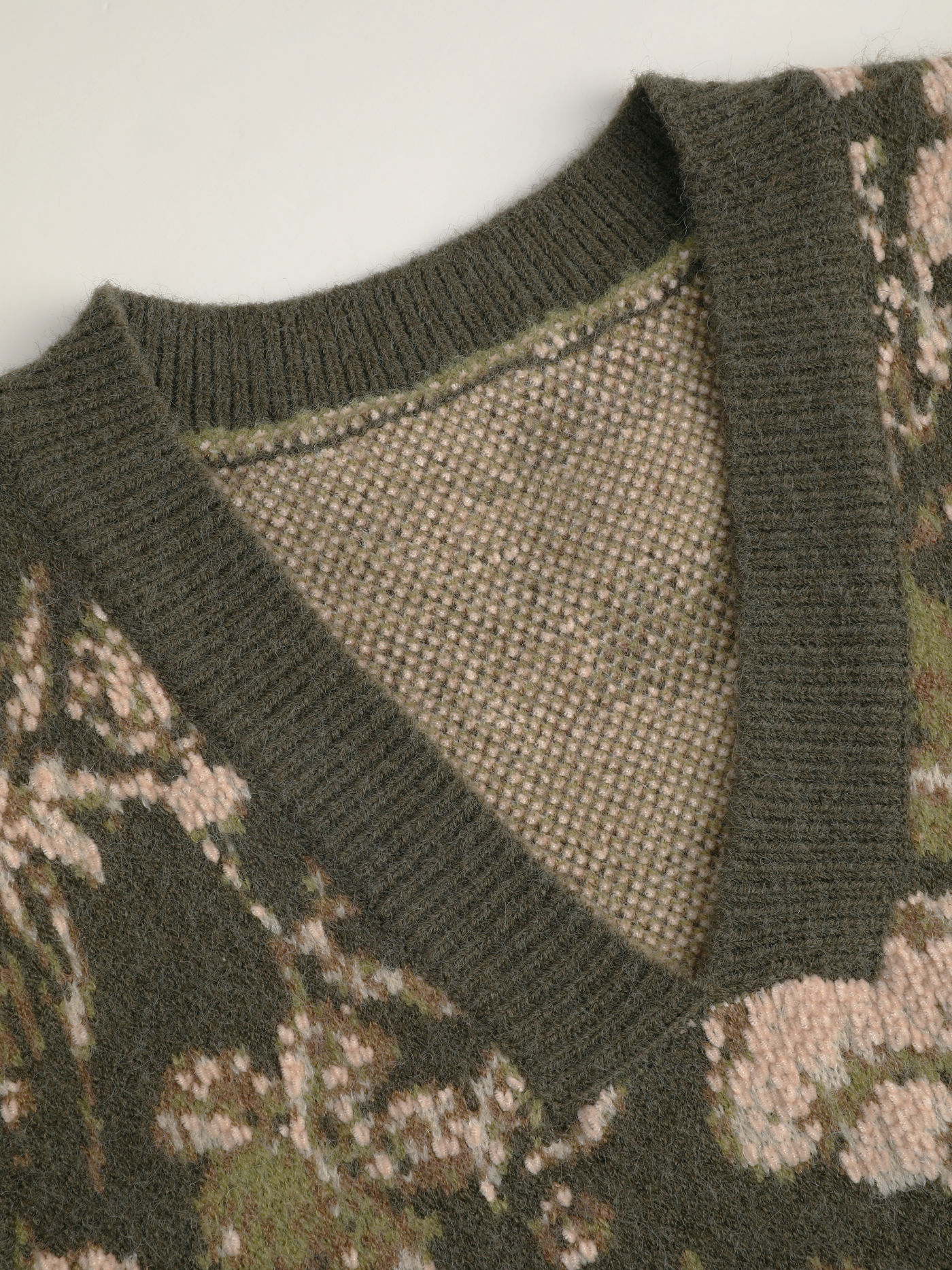 Gilet in maglia con scollo a V e fiori floreali