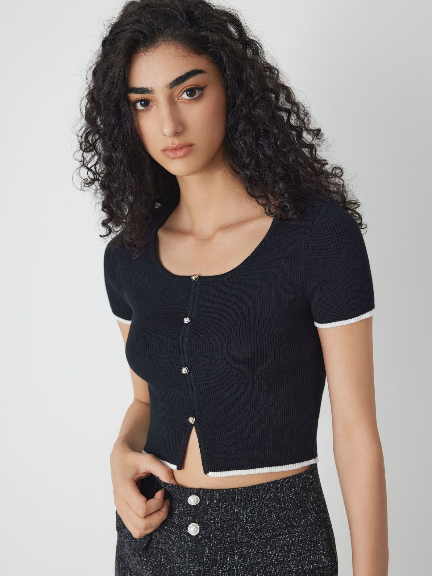 U-neck Contrasting Binding Knit Short Sleeve Top