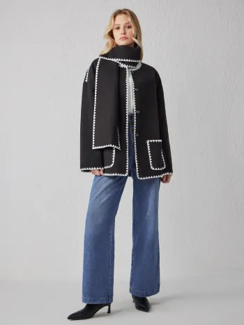 Chaqueta con costuras contrastantes con bufanda