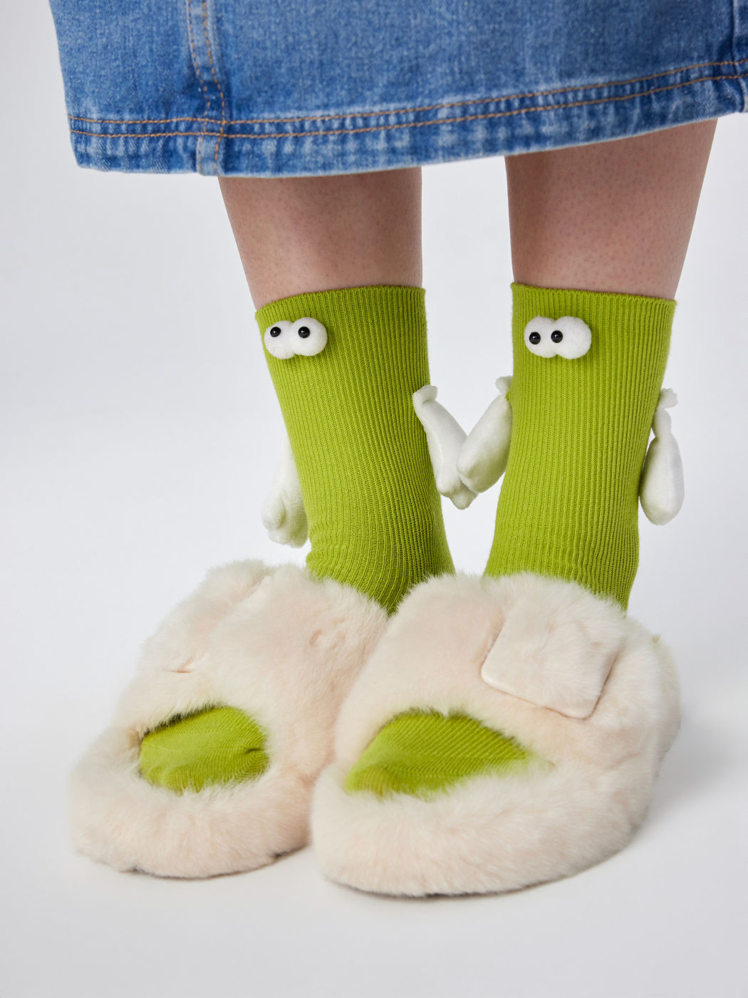 Magnetic Holding Hands Eye Decor Crew Socks