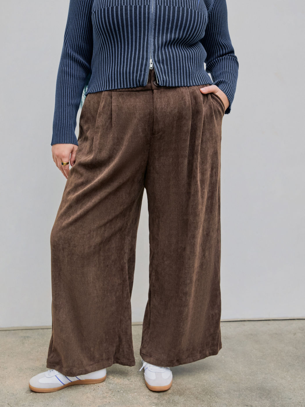 Cord-Hose mit hohem Bund und weitem Bein Kurve & Plus