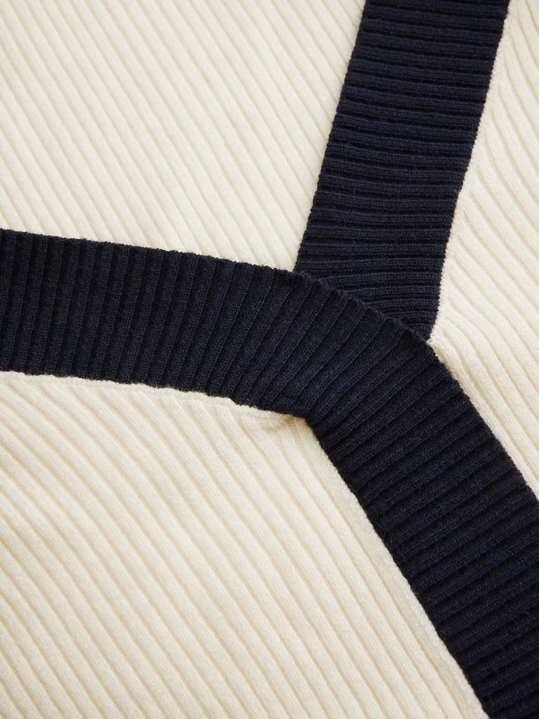 Top a manica lunga in maglia con scollo a V e rilegatura a contrasto Curve & Plus