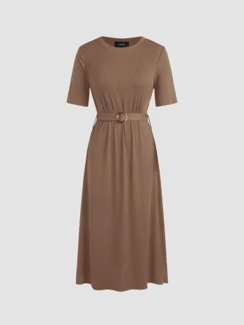 Einfarbiges, gestricktes Midikleid mit Gürtel