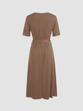 Einfarbiges, gestricktes Midikleid mit Gürtel