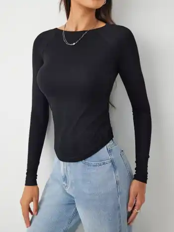 Langärmliges T-Shirt mit Rundhals und einfarbiger Oberfläche
