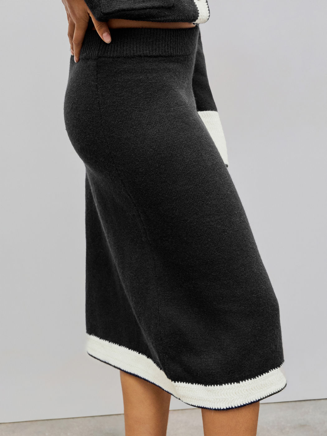 Maxi gonna in maglia con bordatura a contrasto