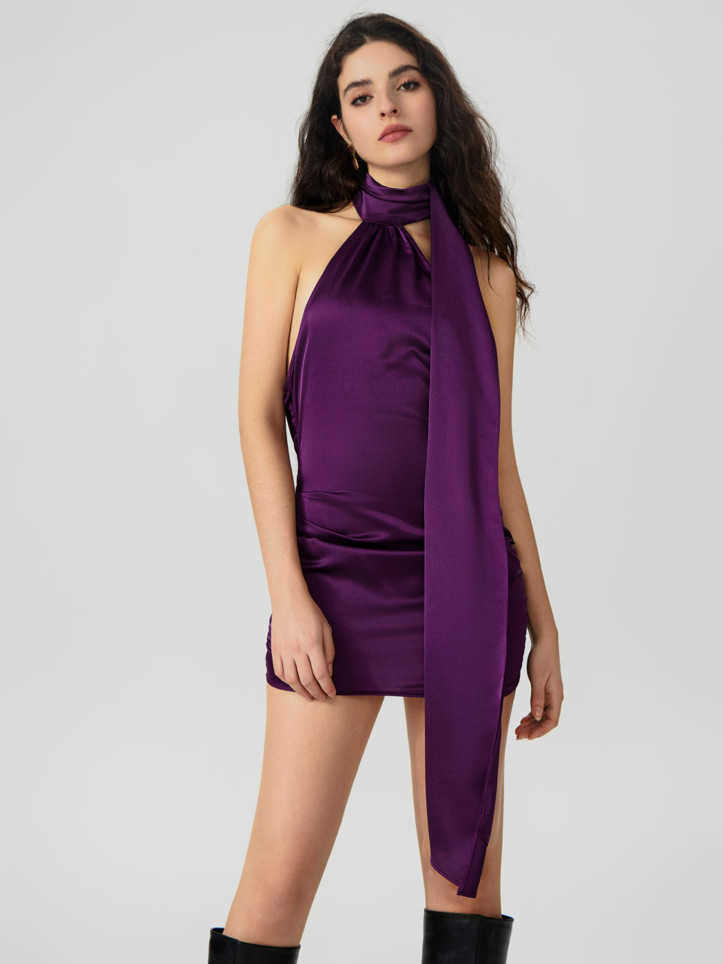 Rückenfreies, kurzes Kleid aus Satin mit Stehkragen