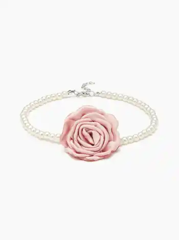 Collana decorativa con ciondolo a forma di rosa e perle finte