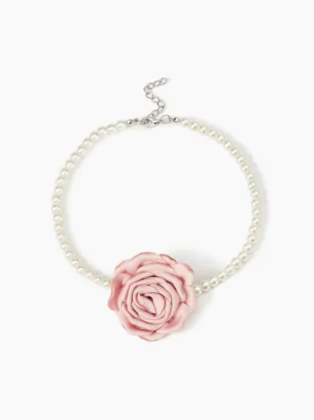 Collana decorativa con ciondolo a forma di rosa e perle finte