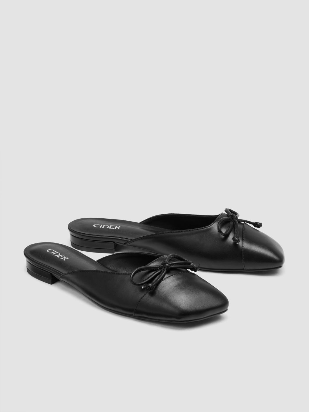 Flache Schuhe mit Quadratischer Spitze und Schleifendekor