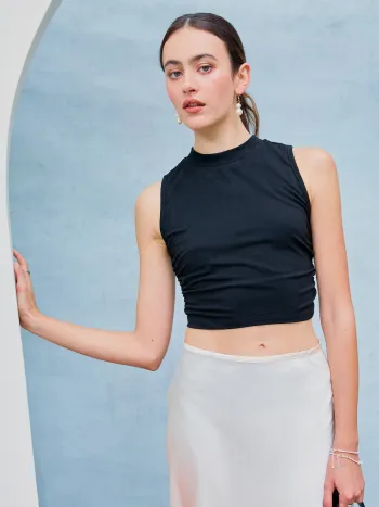 Rundhalsiges einfarbiges ärmelloses geriffeltes Crop Top