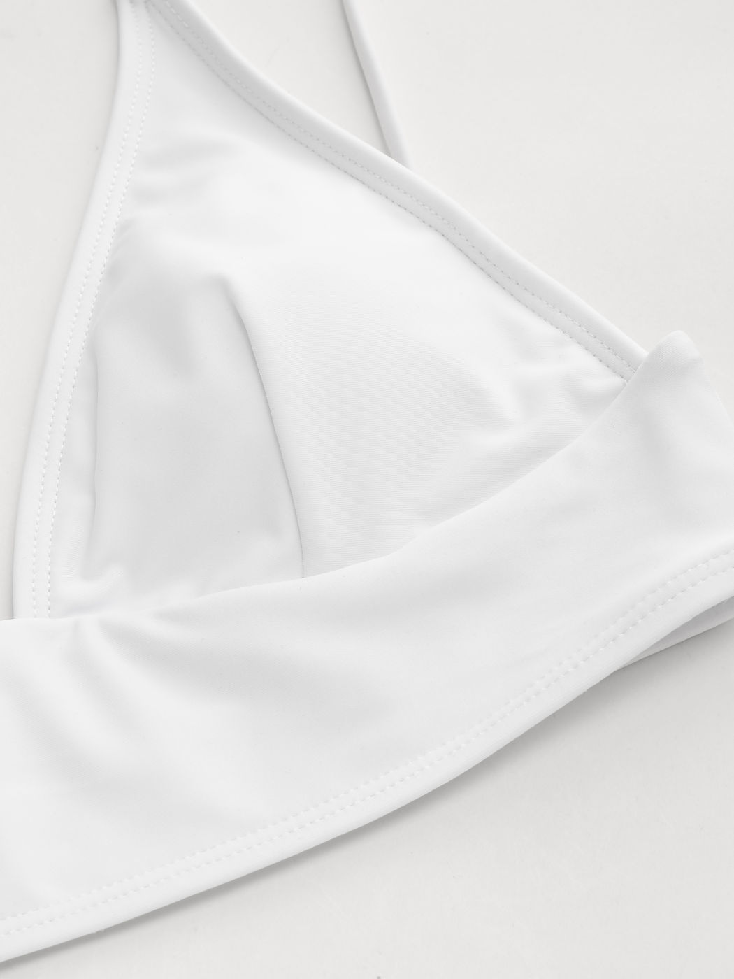 Traje de baño bikini de jersey sólido con cuello en V modelador