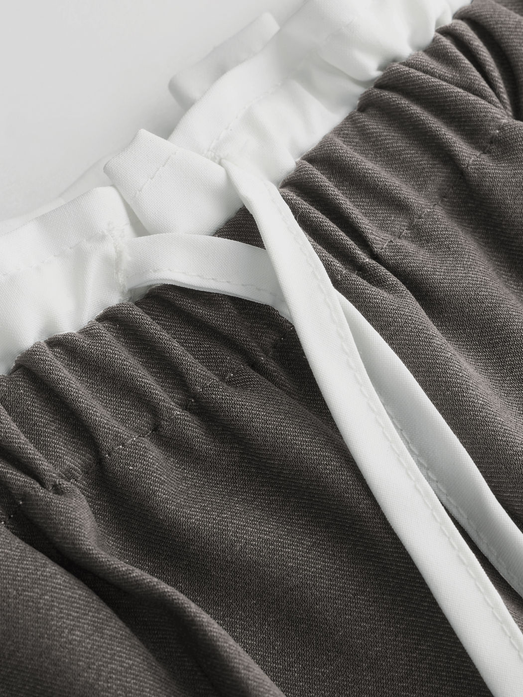 Pantaloni a gamba dritta a vita media con bande a contrasto