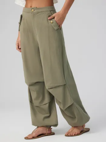  Mittelhohe einfarbige Tapered Hosen mit Knopf