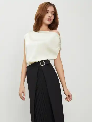 Satin-Bodysuit mit asymmetrischem Hals und einfarbigem Rüschen