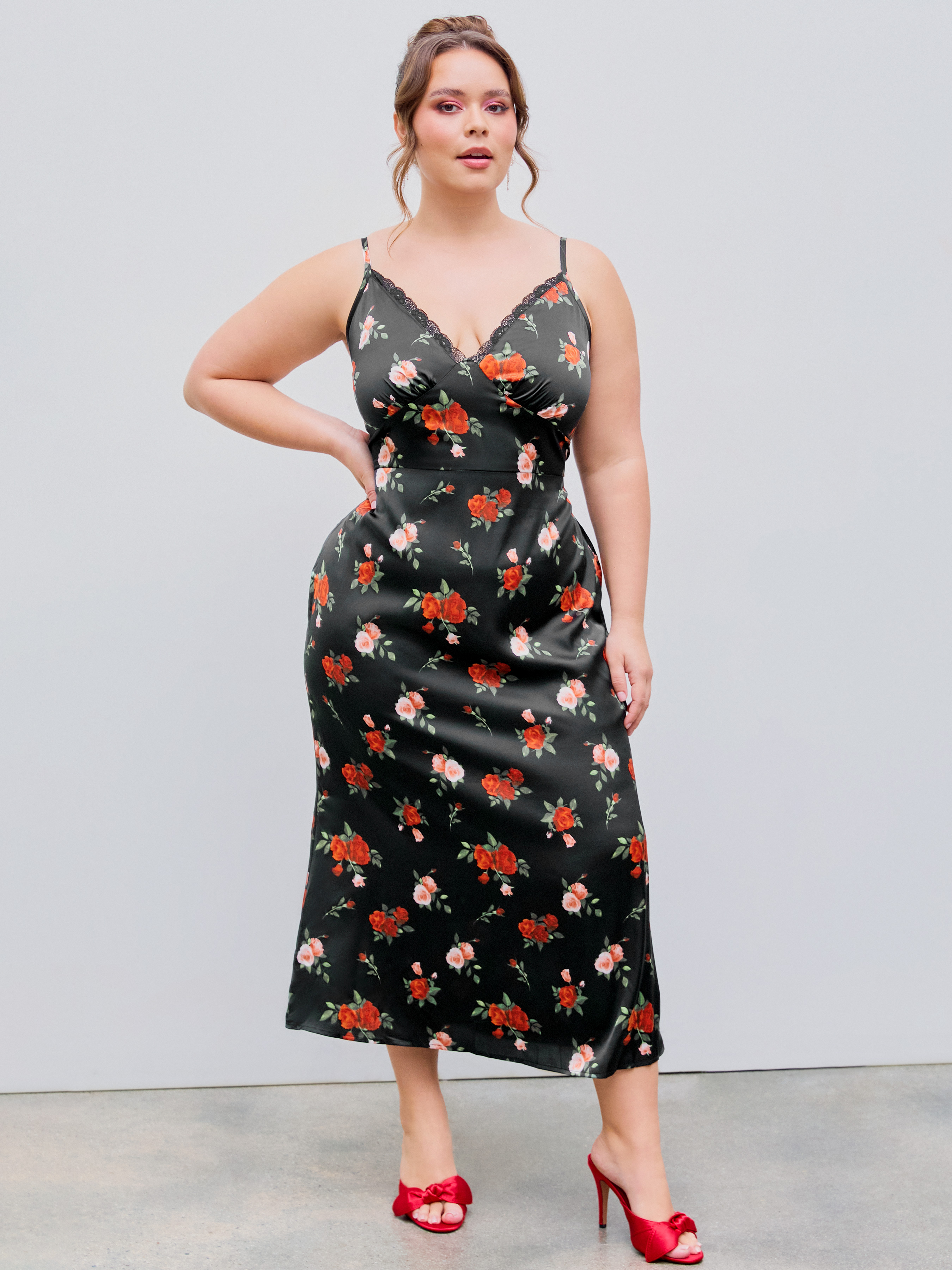 Vestido midi com decote em V floral rendado babado Curve & Plus