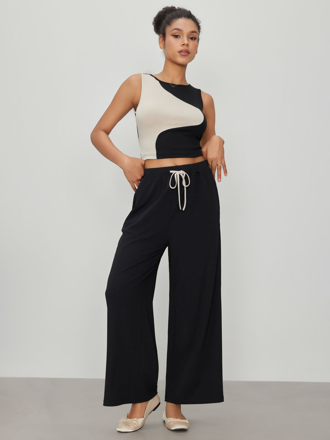 Round Neck Contrasting Crop Tank Top & Solid Elastic Waist Drawstring Trousers 