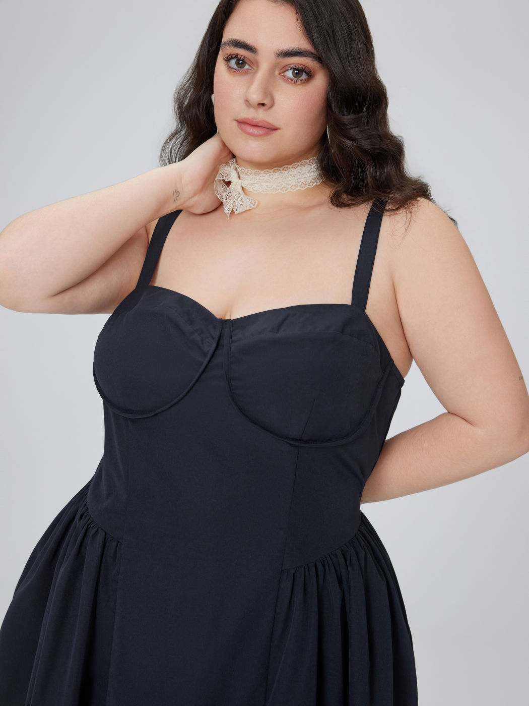 Maxi abito con orlo arricciato e tasca Curve & More