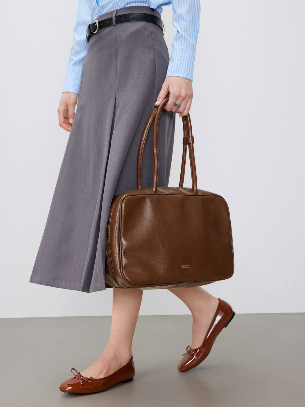 Bolso grande de mano cuadrado brillante