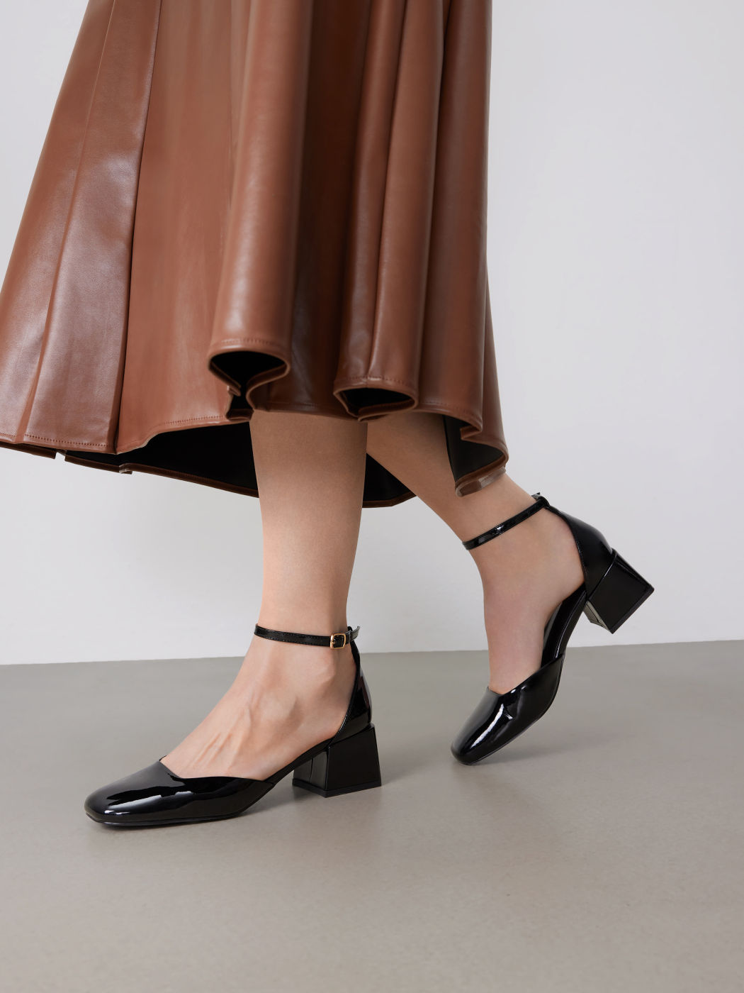 FAUX PATENT LEATHER MARY JANE PUMPS