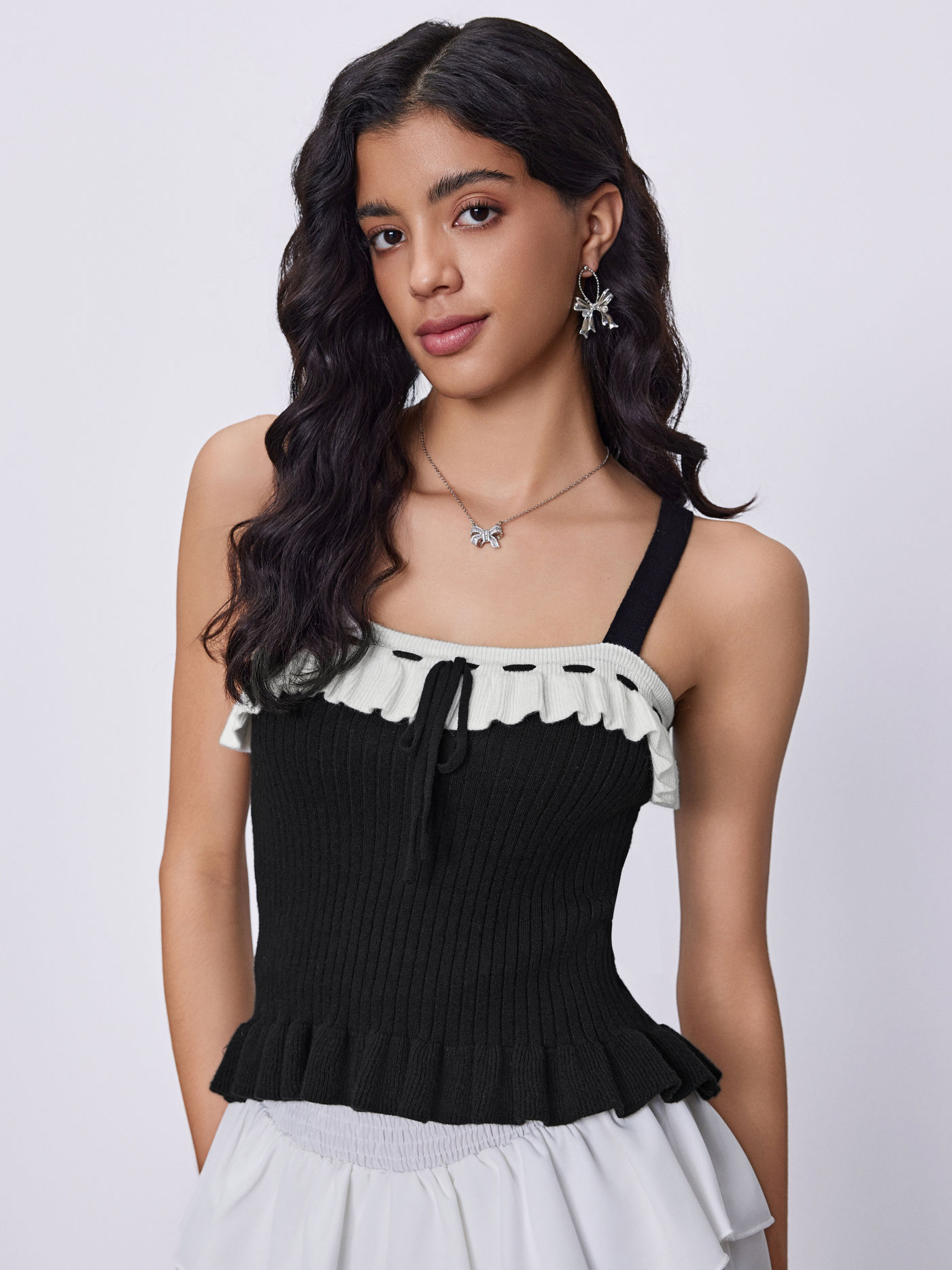 Knit Contrasting Binding Knotted Crop Top