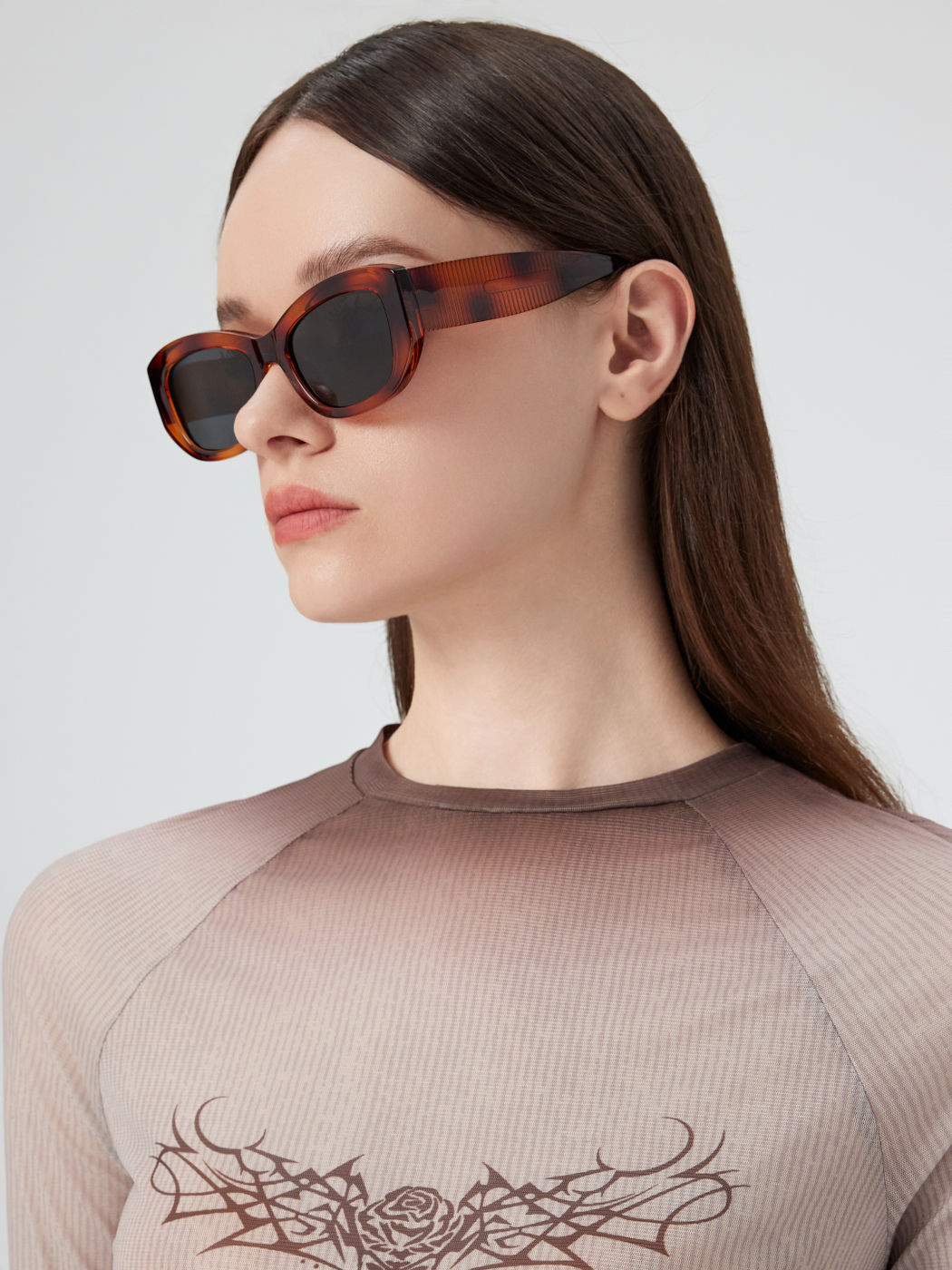 Modische Brille mit dicken rechteckigen Rahmen