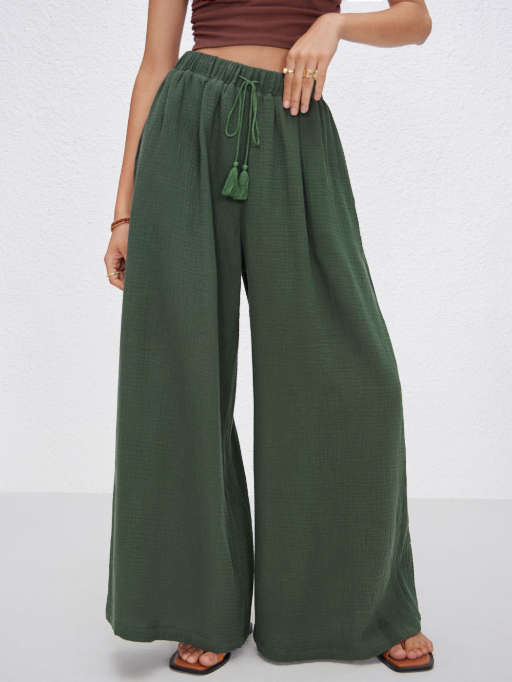 Mid Rise Solid Pocket Wide Leg Trousers