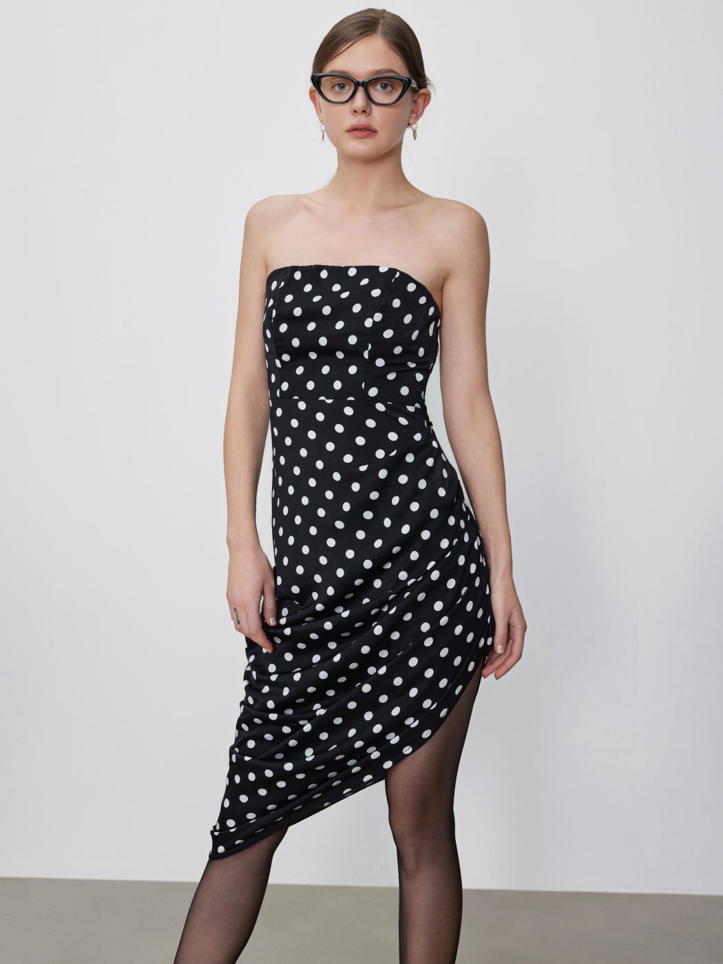  Vestido Midi Tubo Fruncido con Dobladillo Asimétrico de Lunares