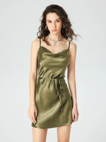 Robe courte en satin uni à col en V