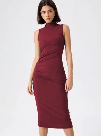 Hochkragiges, geruchertes Midikleid
