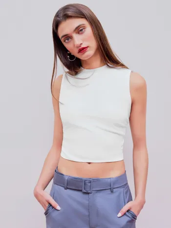 Rundhalsiges einfarbiges ärmelloses geriffeltes Crop Top