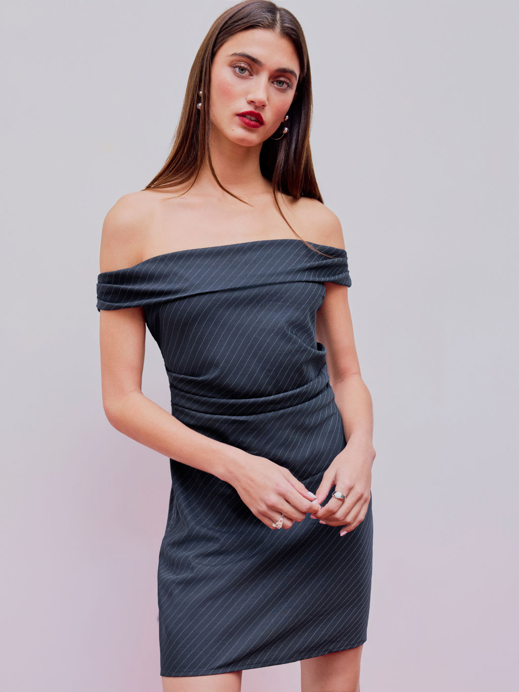  Schulterfreies gerafftes gestreiftes Kurzes Kleid