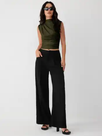 Asymmetrisches hochkragiges geriffeltes Crop Top