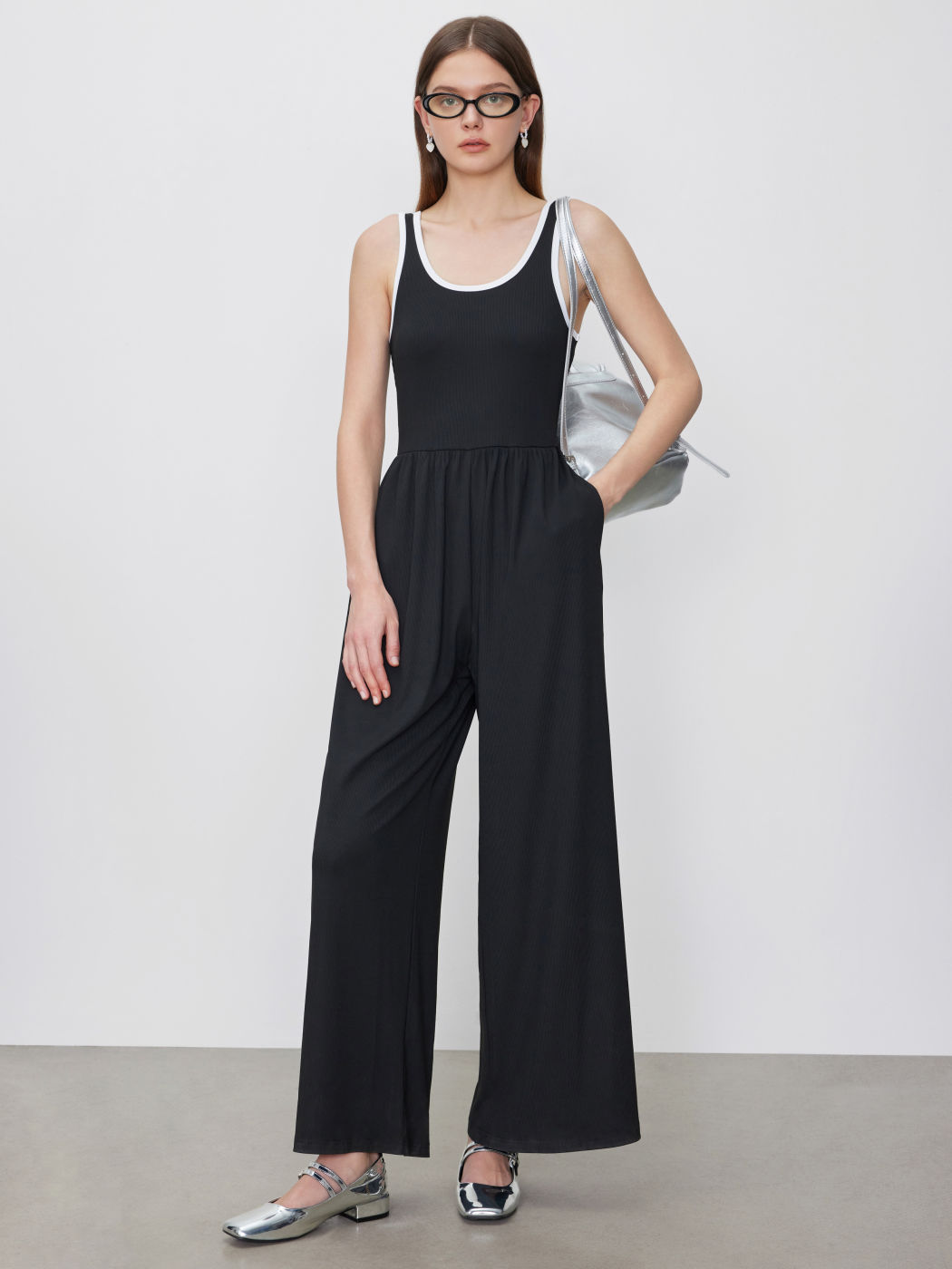 Overalls mit kontrastierenden Nähten und Taschen, weiten Beinen