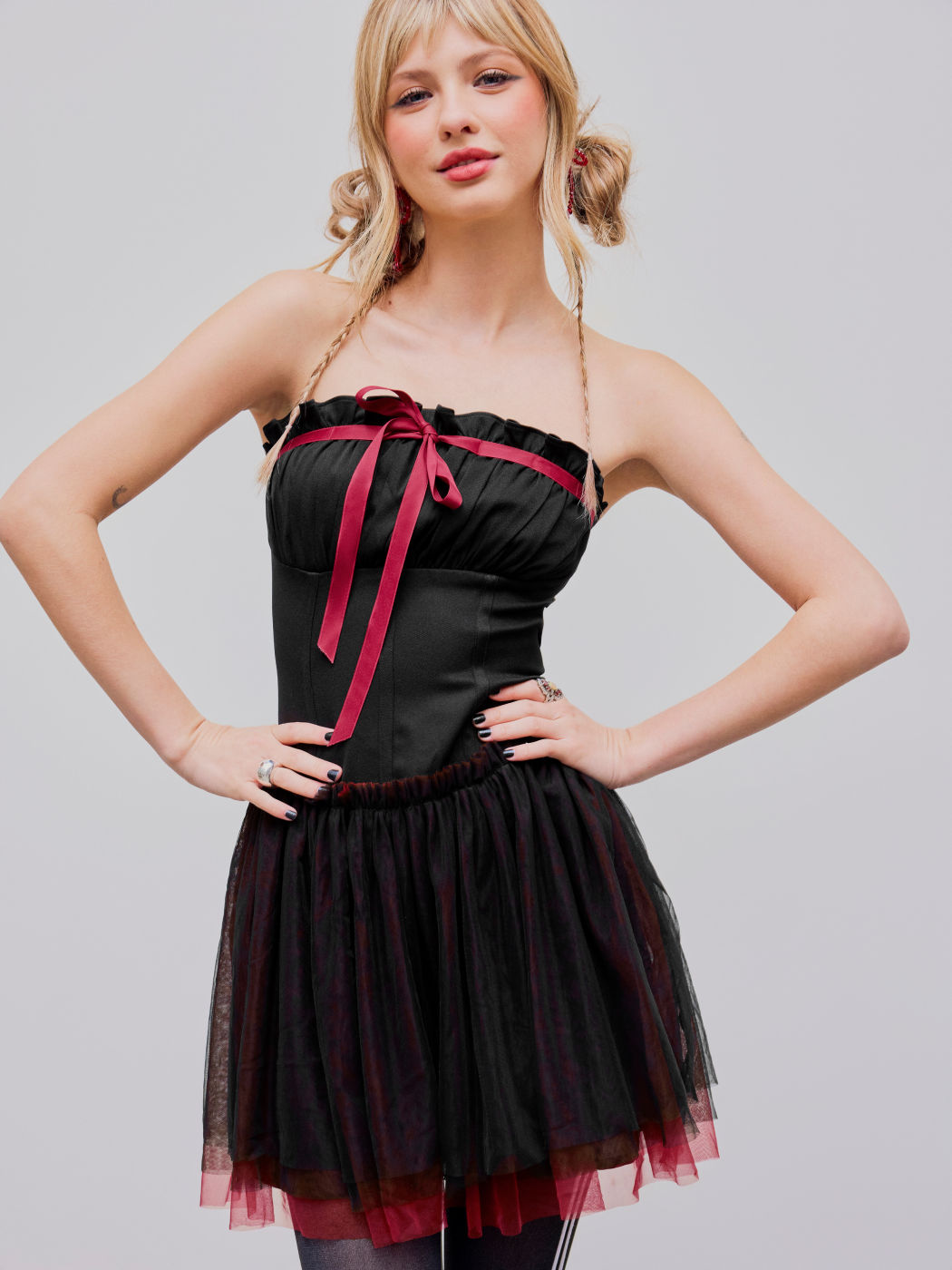 Mini abito a tubo in tulle con fiocco e legatura a contrasto